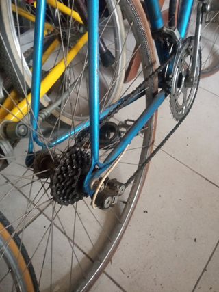 Bicicleta azul de carretera