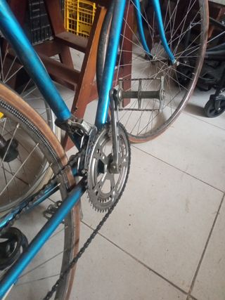 Bicicleta azul de carretera