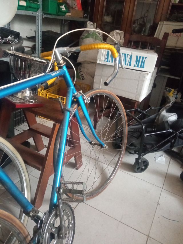 Bicicleta azul de carretera