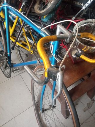 Bicicleta azul de carretera