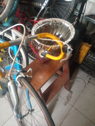 Bicicleta azul de carretera