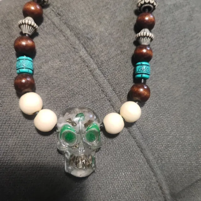 Collar Calavera Resina Esmeraldas