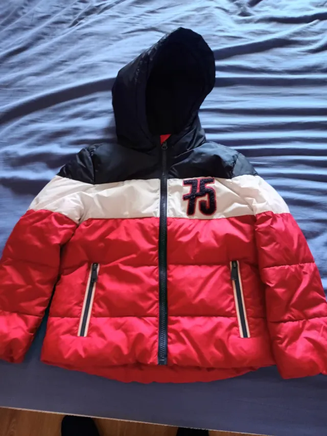 Abrigo infantil acolchado con capucha