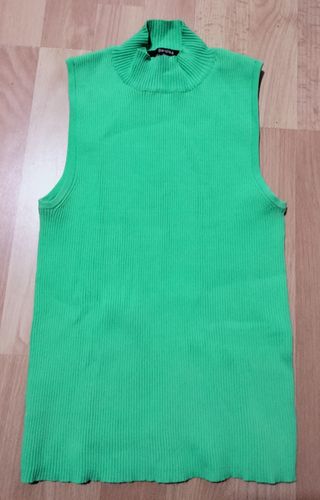 Camiseta Bershka verde cuello