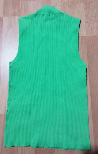 Camiseta Bershka verde cuello