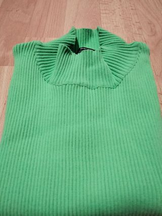 Camiseta Bershka verde cuello