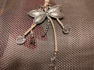 Collar con colgante de libélula