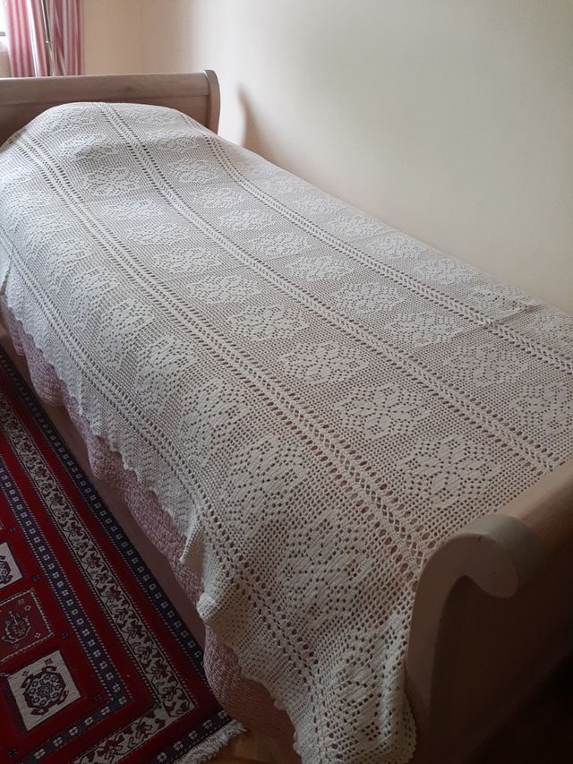 Colcha ganchillo blanco roto con regalo.