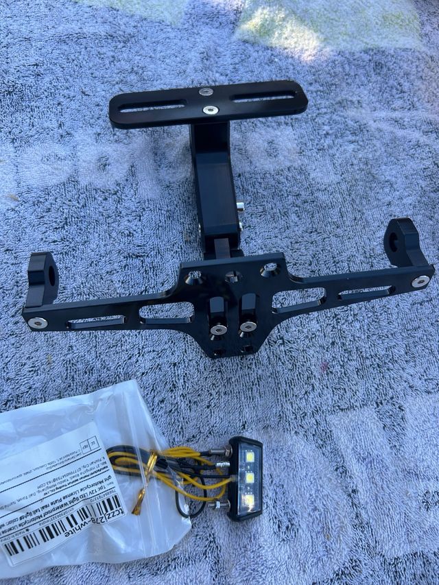 Portamatrículas moto LED negro