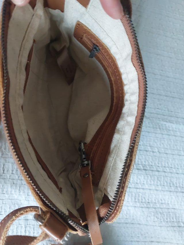 Bolso de piel marrón tejido