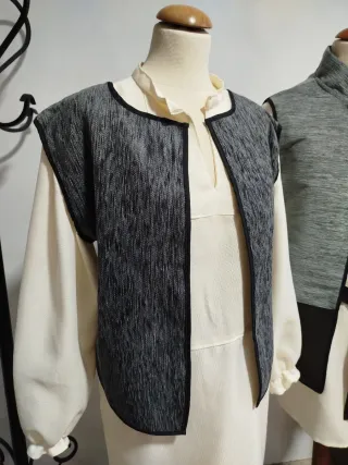 Chaleco medieval gris y negro