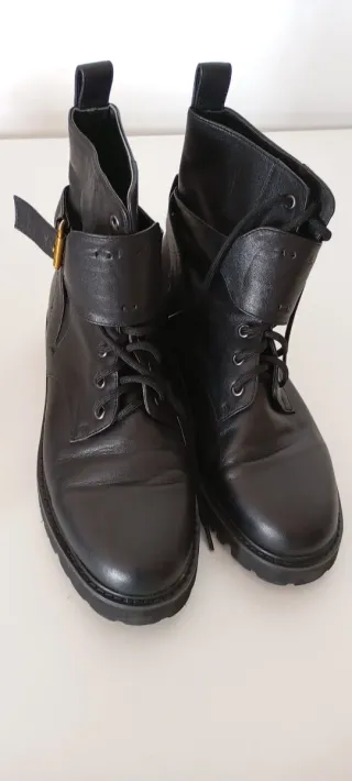 Botas negras de cuero con hebilla