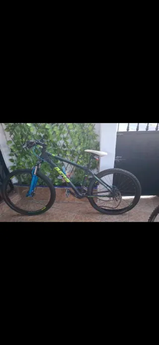 Bicicleta de montaña negra y azul