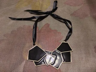 Collar negro y plateado con cinta