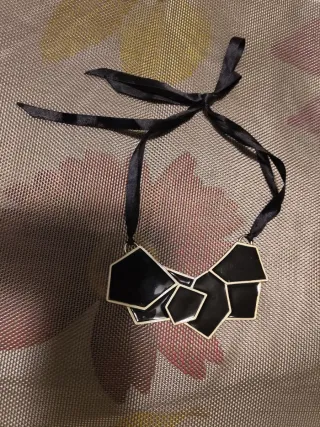 Collar negro y plateado con cinta