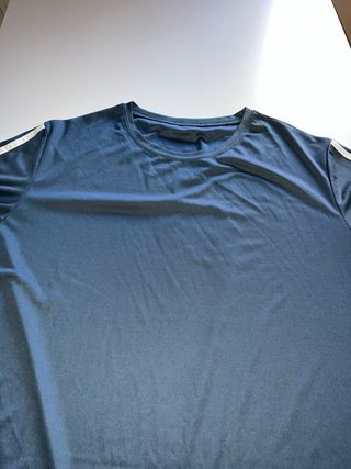 Camiseta azul con rayas