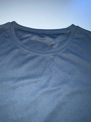 Camiseta azul con rayas