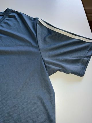Camiseta azul con rayas