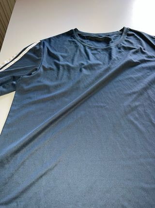 Camiseta azul con rayas
