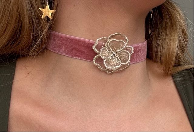 Choker terciopelo rosa con flor dorada