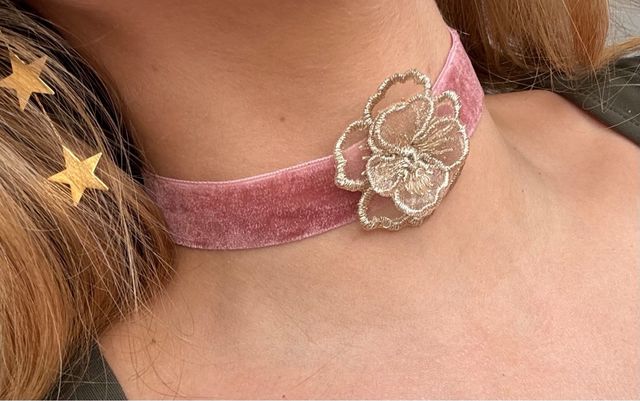 Choker terciopelo rosa con flor dorada