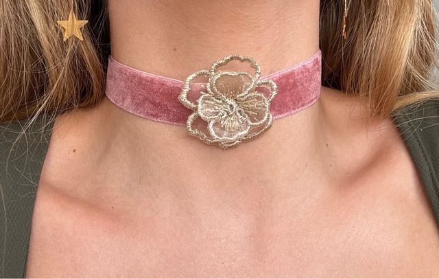 Choker terciopelo rosa con flor dorada