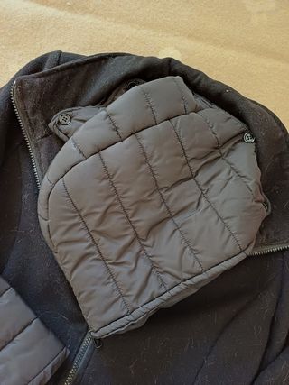 Cappotto nero con cappuccio