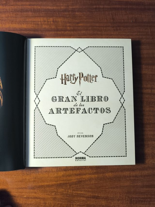 EL GRAN LIBRO DE LOS ARTEFACTOS DE HARRY POTTER...