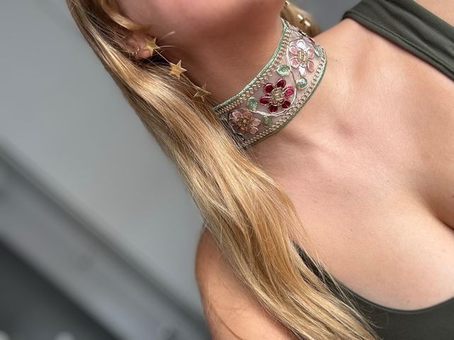 Choker bordado flores verde y rosa