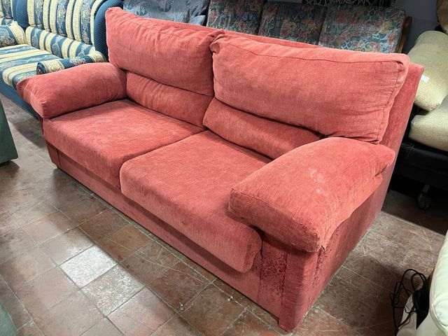 Sofá de tela rosa/rojo