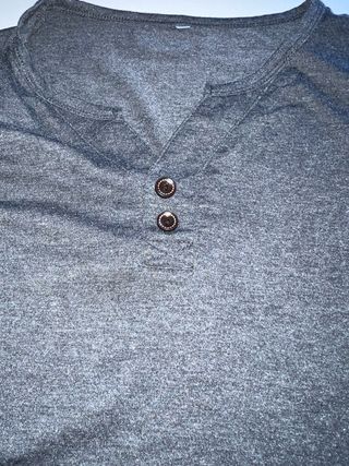 Camiseta gris con botones