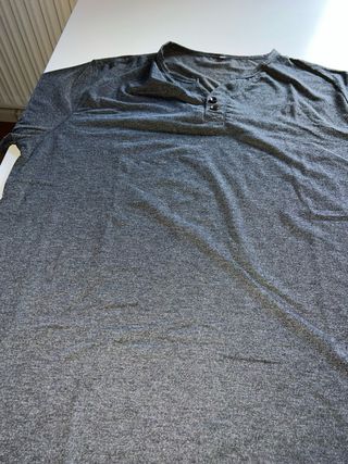 Camiseta gris con botones