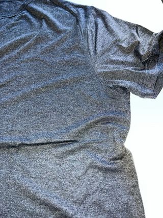 Camiseta gris con botones