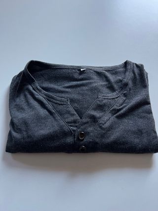 Camiseta gris con botones