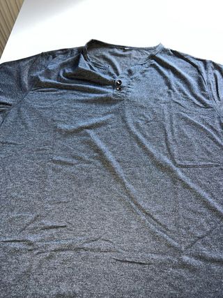 Camiseta gris con botones