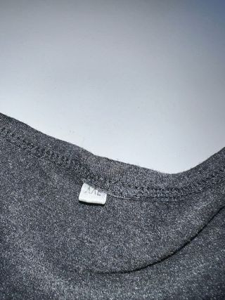 Camiseta gris con botones