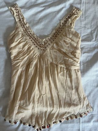Blusa beige con brillantes
