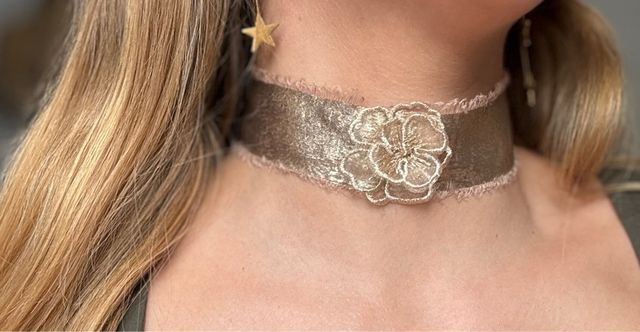Choker dorado y rosa con flor