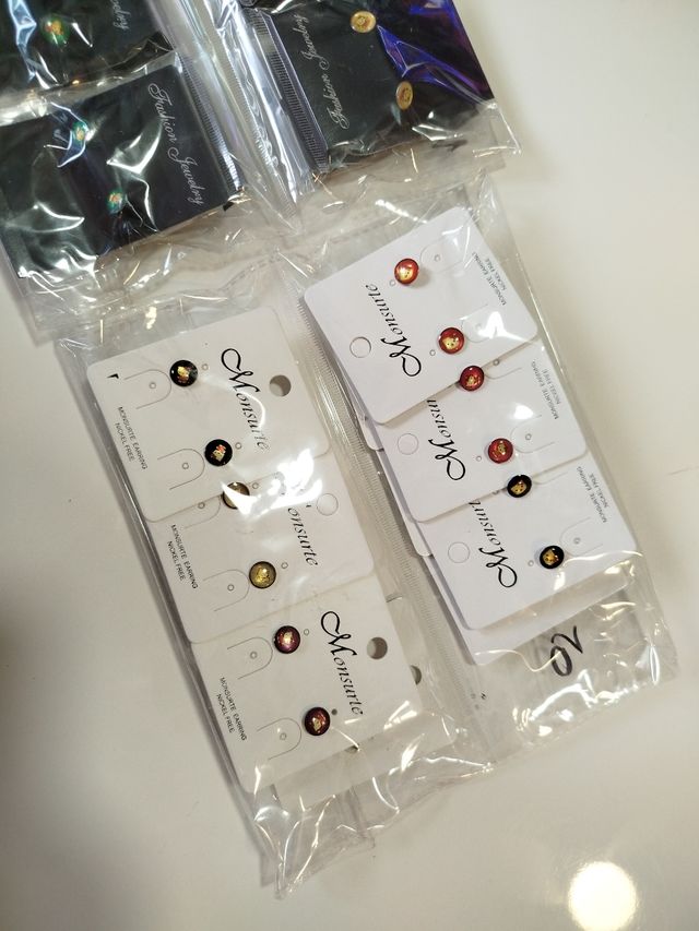 Pendientes Hello Kitty Monsurte Dorados Rojos