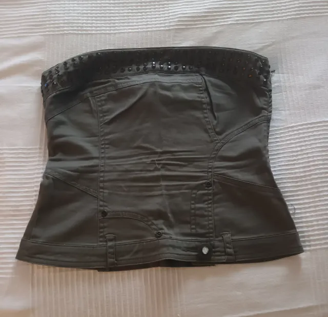 Top militar verde con tachuelas