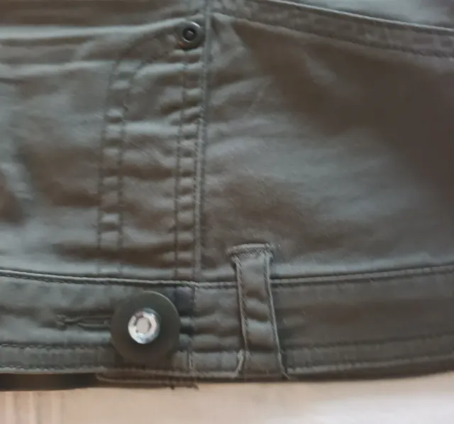 Top militar verde con tachuelas