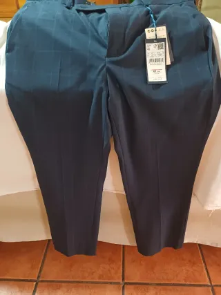 Traje azul con 2 corbatas (roja y verde)