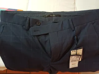 Traje azul con 2 corbatas (roja y verde)