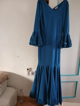 Traje de flamenca azul con volantes