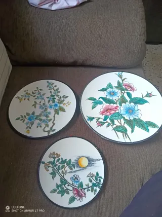 3 piatti decorativi in ceramica con fiori