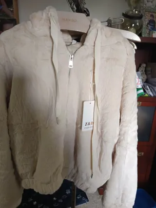 Abrigo pelito beige sin estrenar talla única