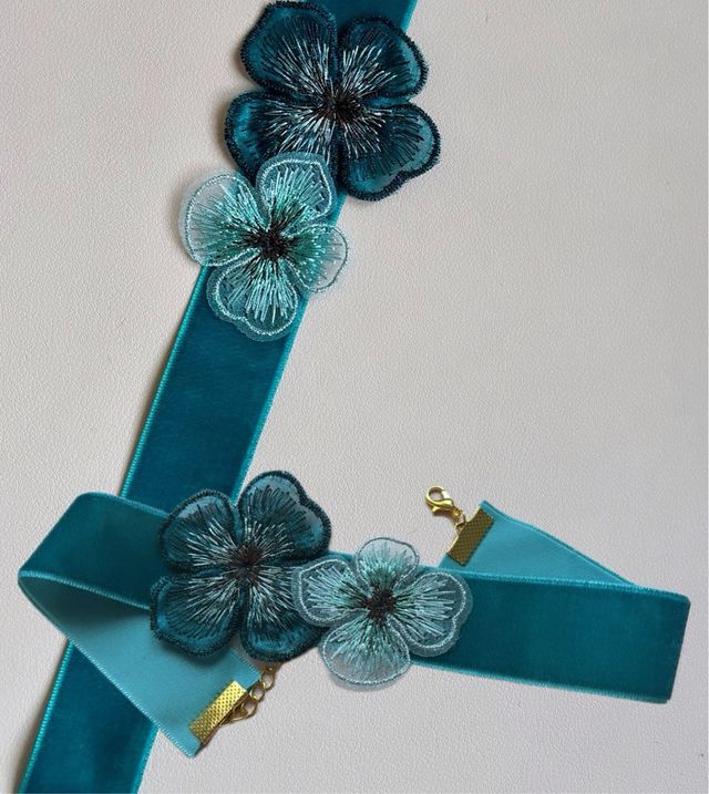 Gargantilla terciopelo azul con flores