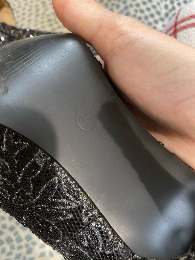 Tacones negros y plateados con pedrería