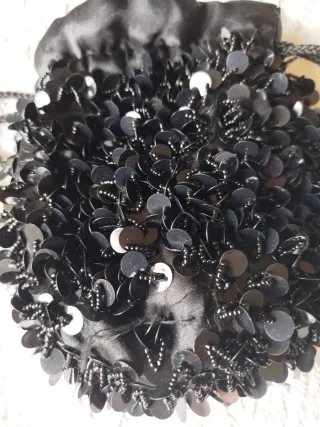 Bolso de fiesta negro con lentejuelas y abalorios