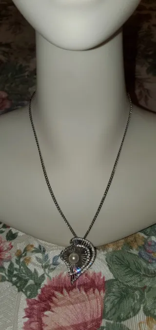 Collana vintage con ciondolo perla e cristalli.